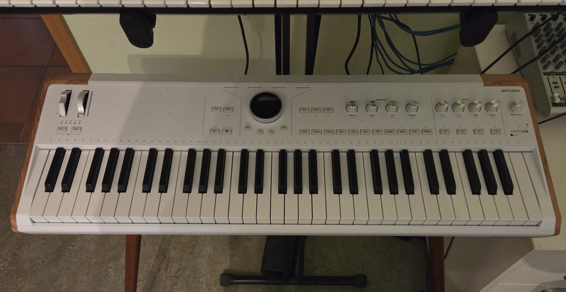 Arturia Strumenti musicali: Arturia AstroLab 61 Keyboard mit Holzständer – Usato da Wegenstetten venduto da nahtwahtori 1