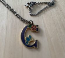 Kette mit Anhänger: Buchstabe C, Blumen und Schmetterling