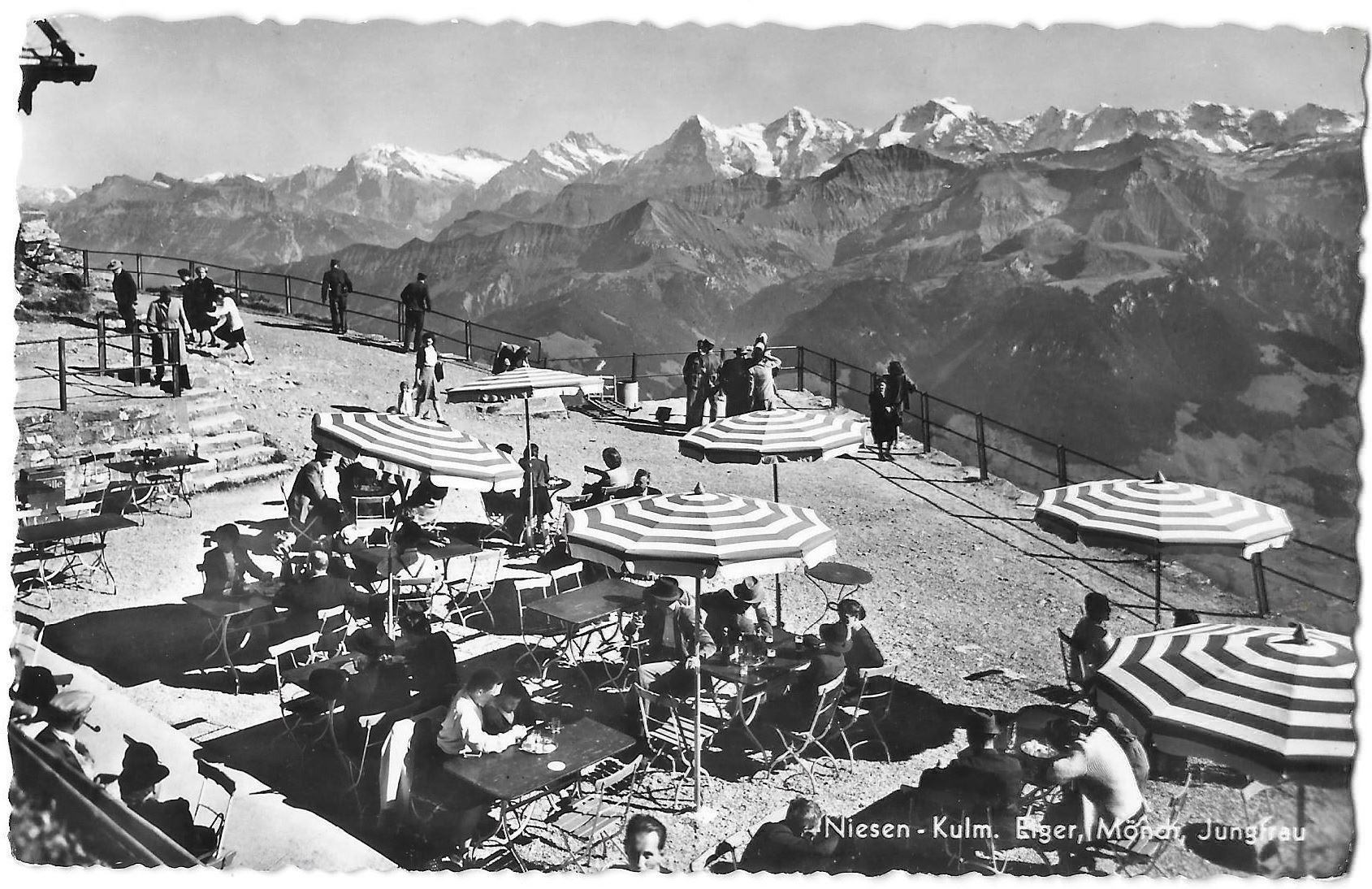 Cartoline postali: Niesen-Kulm Terrasse mit Personen – Usato da Olten venduto da clotaldi