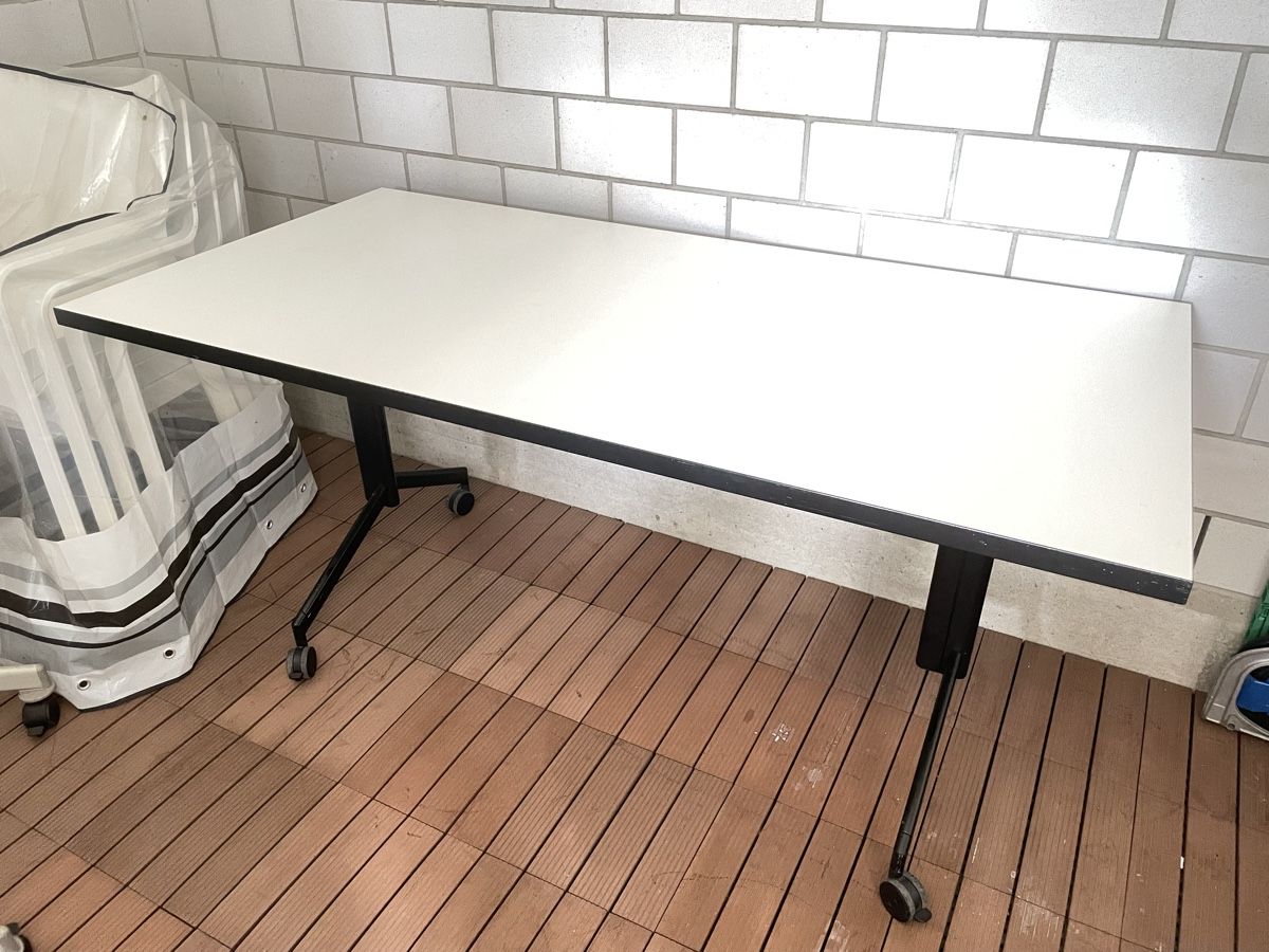 Bureaux: Klapptisch auf Rollen – D'occasion à Tägerwilen par Shaimaa