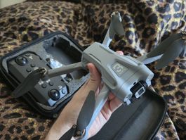 Faltbare 4K-Drohne mit HD-Doppelkamera und Transporttasche