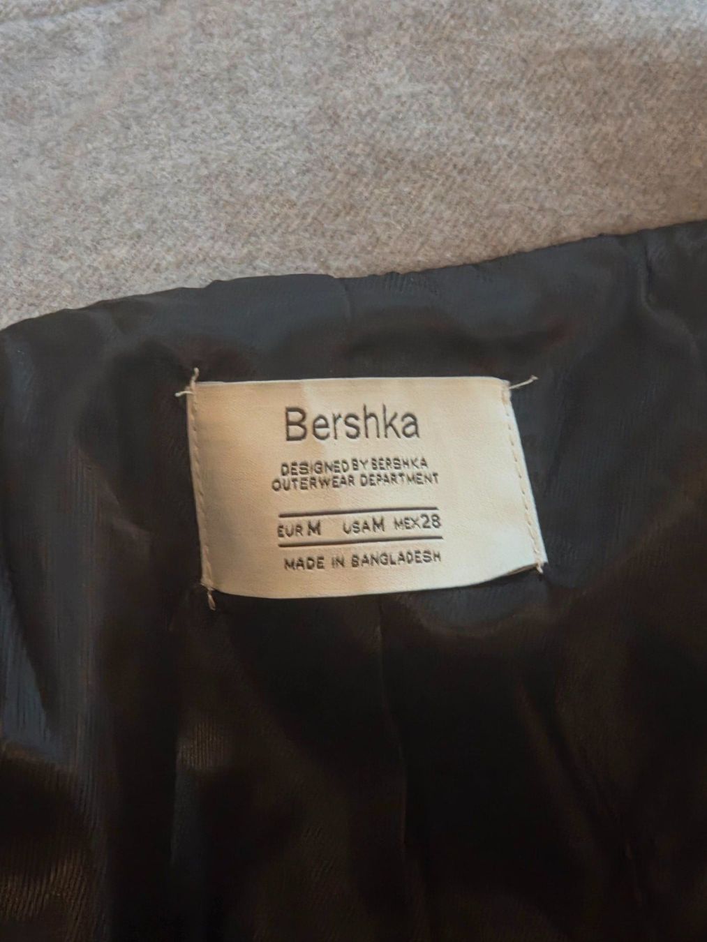 Bershka Cappotti: Mantel Grau Bershka – Usato da Wängi venduto da Bibo4. 4