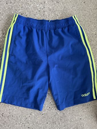 Shorts Adidas bleu avec bandes latérales fluorescentes