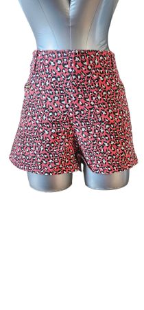 Shorts im Leo-Look