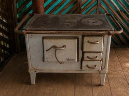 Ancienne cuisinière à bois Sarina en fonte émaillée
