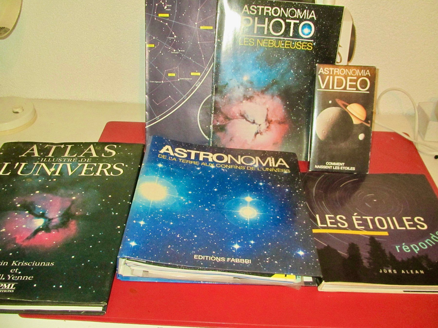 Libri: DOCUMENTATIONS SUR L'ASTRONOMIE – Usato da Murten venduto da Selliot