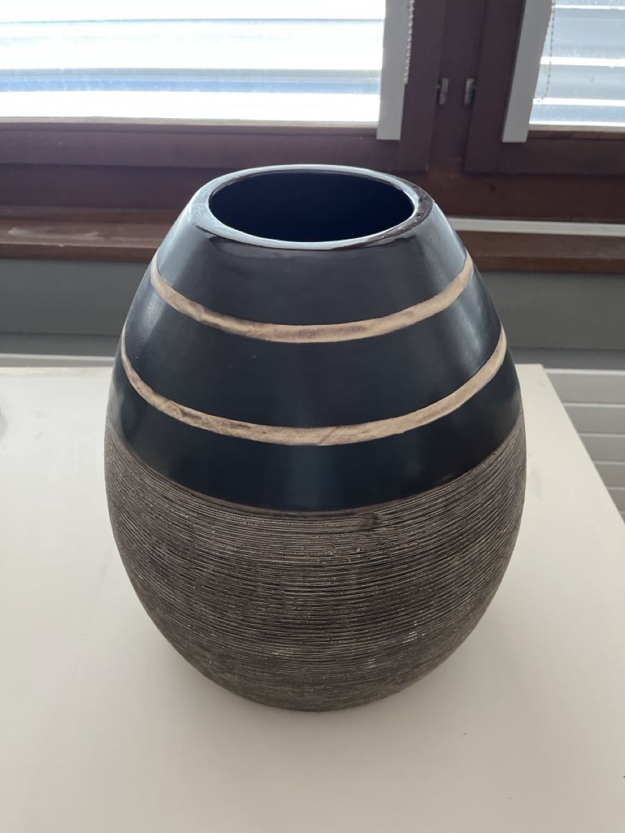 Vasi & Recipienti: Vase black beige striped unique shape good condition – Usato da Rorschacherberg venduto da j.swiss 1