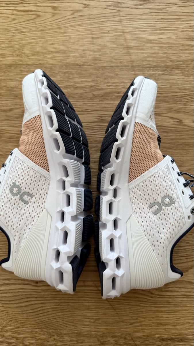 On Scarpe da donna: On Running Cloudstratus shoes size 38 – Usato da Boswil venduto da hey.itsme 5