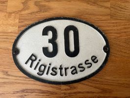 Hausnummer 30 Rigistrasse Schild oval silbern