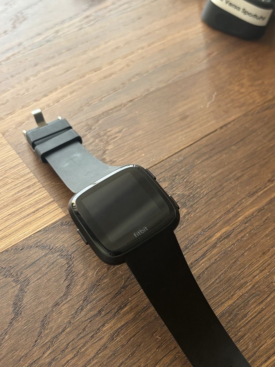 Fitbit Smartwatch: Fitbit Versa Smartwatch schwarz mit Ladekabel – Usato da Männedorf venduto da Spargeluno 1