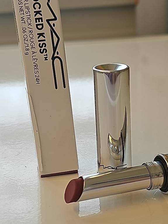 Make-up: M.A.C Locked Kiss Lipstick 24h – Usato da Hinteregg venduto da osop1000