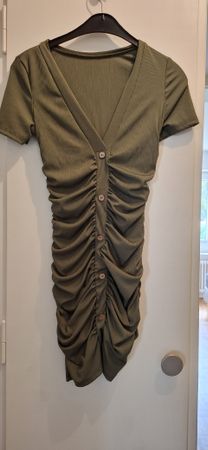 Damen Kleid gerippt oliv mit Knopfleiste guter Zustand