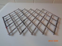 Ausziehbarer Untersetzer aus Metall für Pfannen, etc.