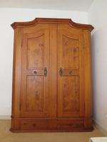 Antiker Kirschbaumschrank
