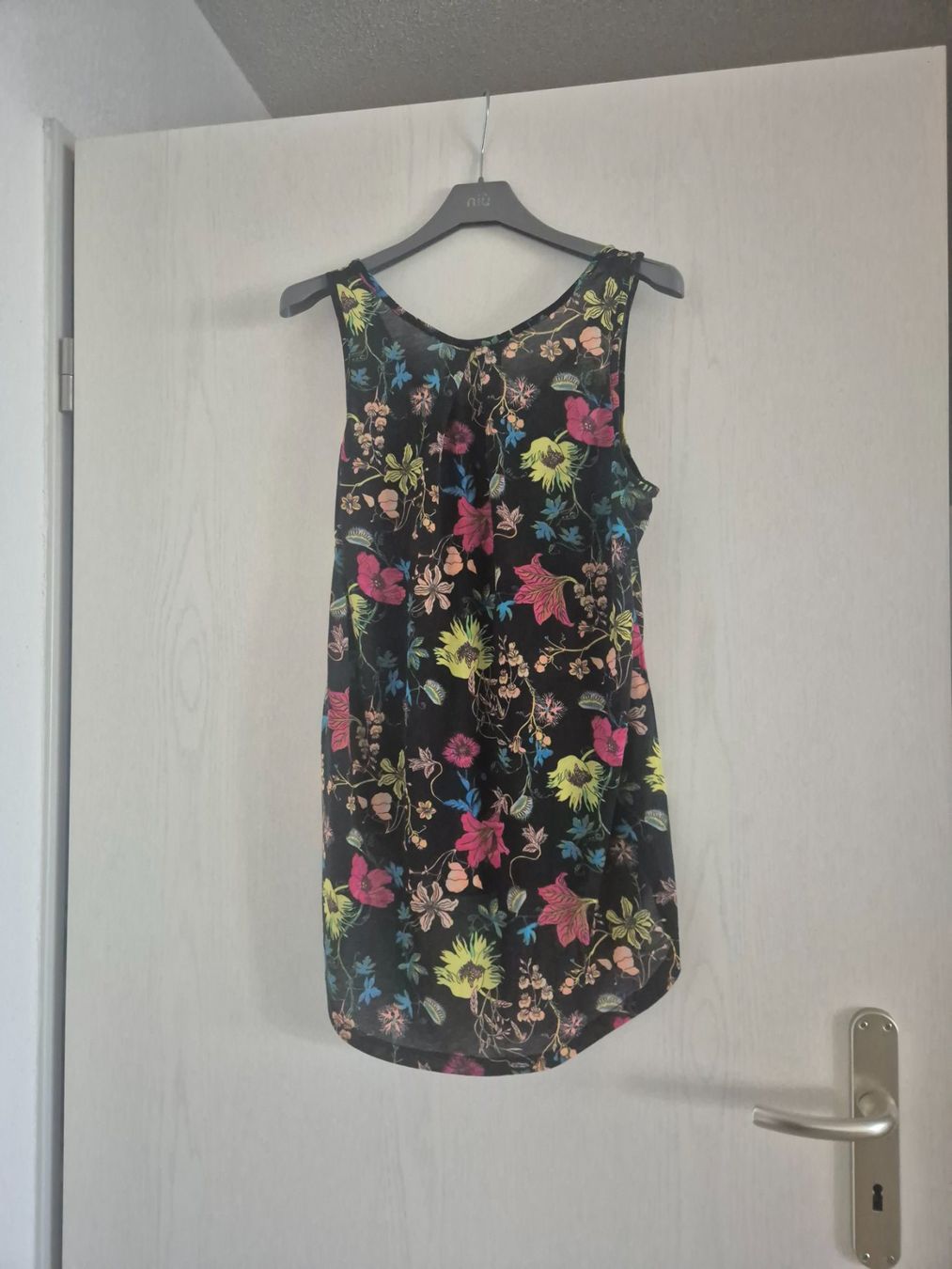 H&M Top: Sommer Damentop, Schwarz mit Blumenmuster, XS, Polyester – Nuovo (secondo la descrizione) da Zürich venduto da Sami78 1