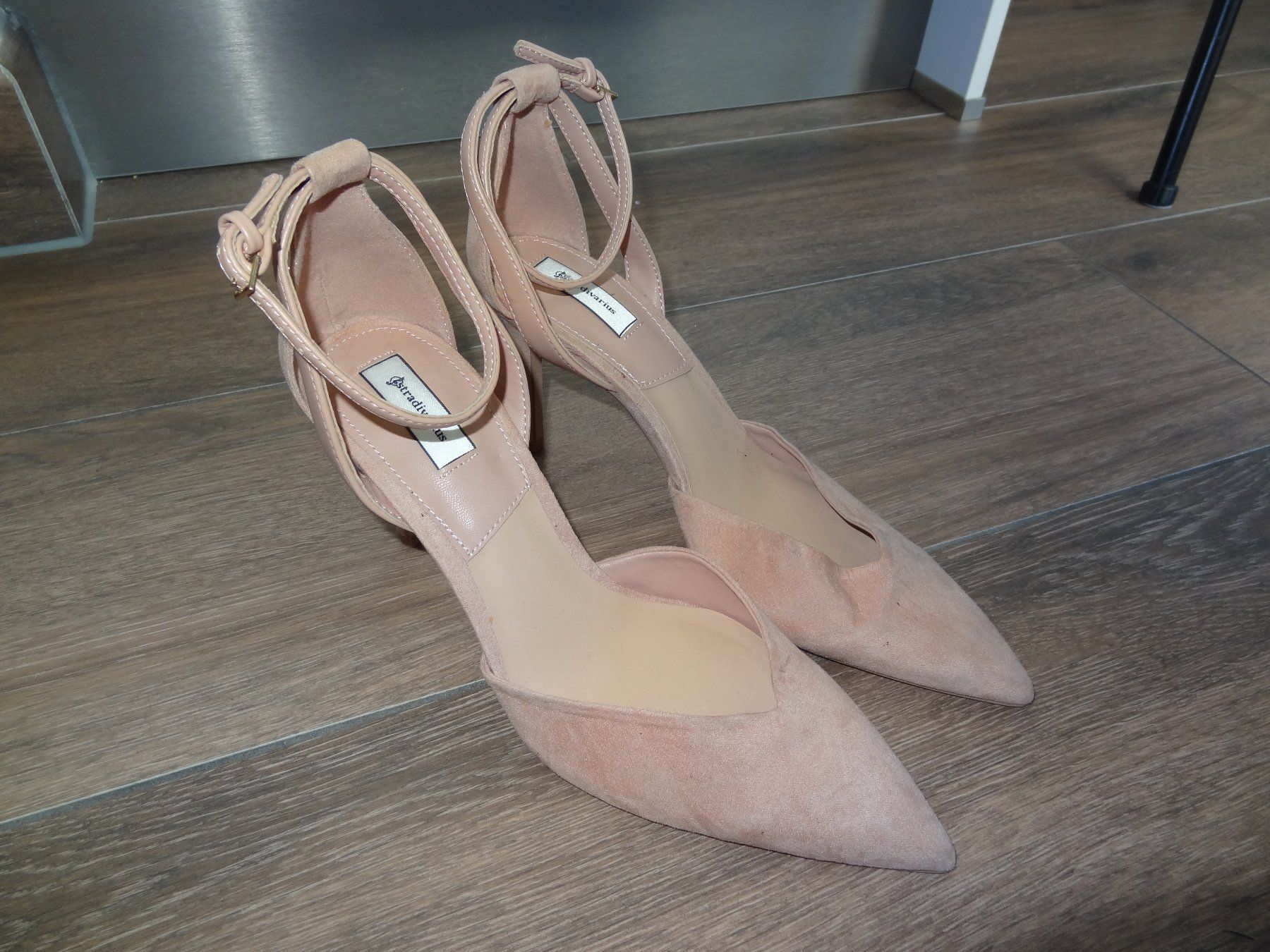 Stradivarius Chaussures femmes: Escarpins Stradivarius talons 7cm taille 39 – Neuf (Voir description) à Satigny par salvatore73