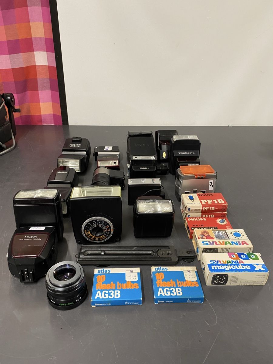 Flash: Vintage Blitzgeräte Sammlung – Usato da Glattbrugg venduto da Pischte.Brockenhaus 1