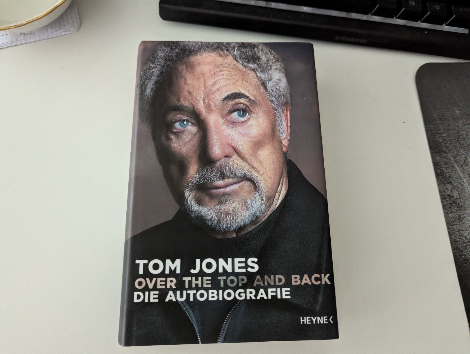 Autografi: Signed Tom Jones Autobiography "Over The Top" – Usato da Hünenberg See venduto da SpecialEditionGaming