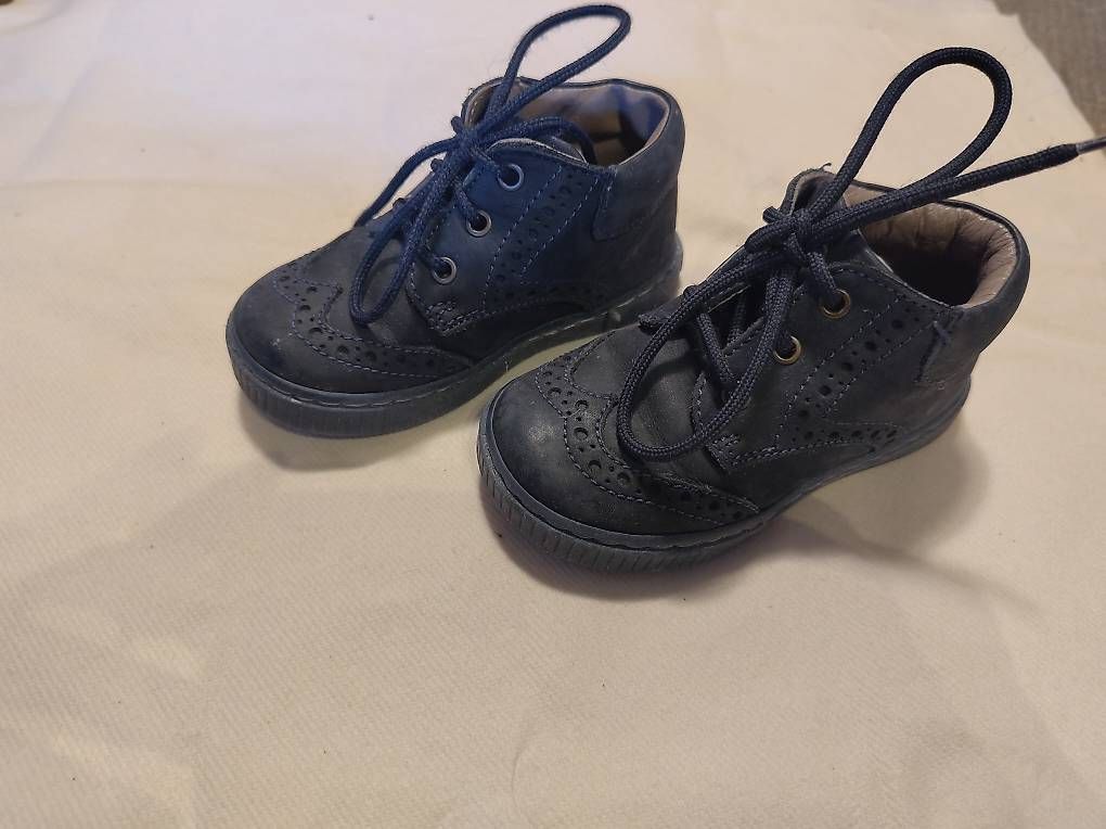 Schuhe für Jungen: Chaussures enfant tailles 22 – Gebraucht aus Veyrier von cec_2xq6 1