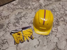 Bosch Spielzeug Bauhelm und Schutzhandschuhe