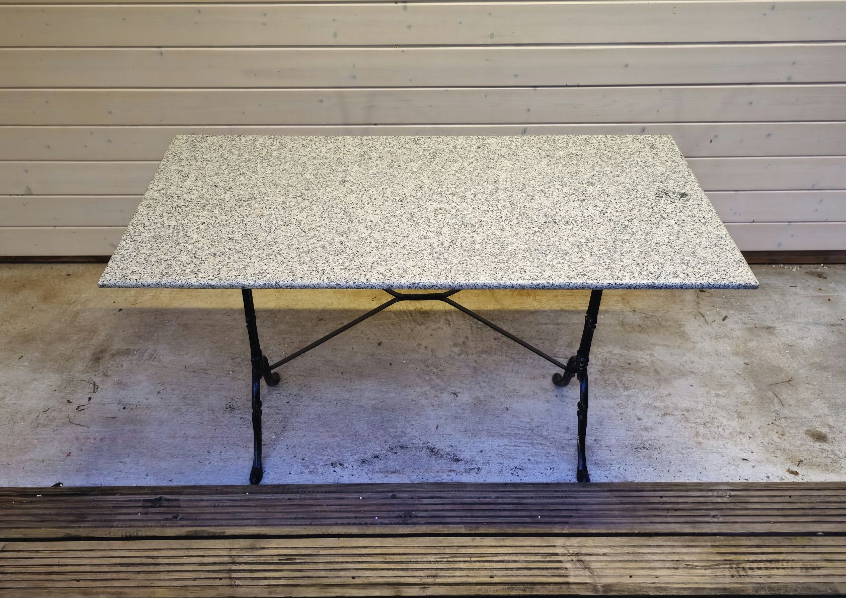 Tavoli: Granittisch mit Gusseisenfuss – Usato da Etzgen venduto da VierRingeA6 2