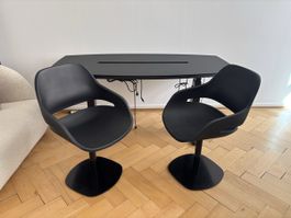Besprechungstisch (elektr. höhenverstellbar) und 4 Stühle
