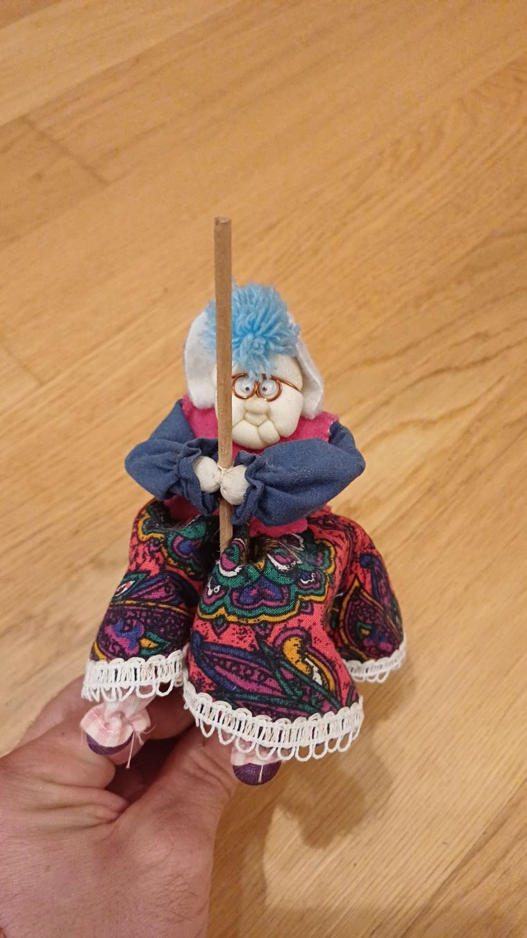 Statuette: Lustige Hexenpuppe mit Besen, Deko – Usato da Oberneunforn venduto da Bumbam