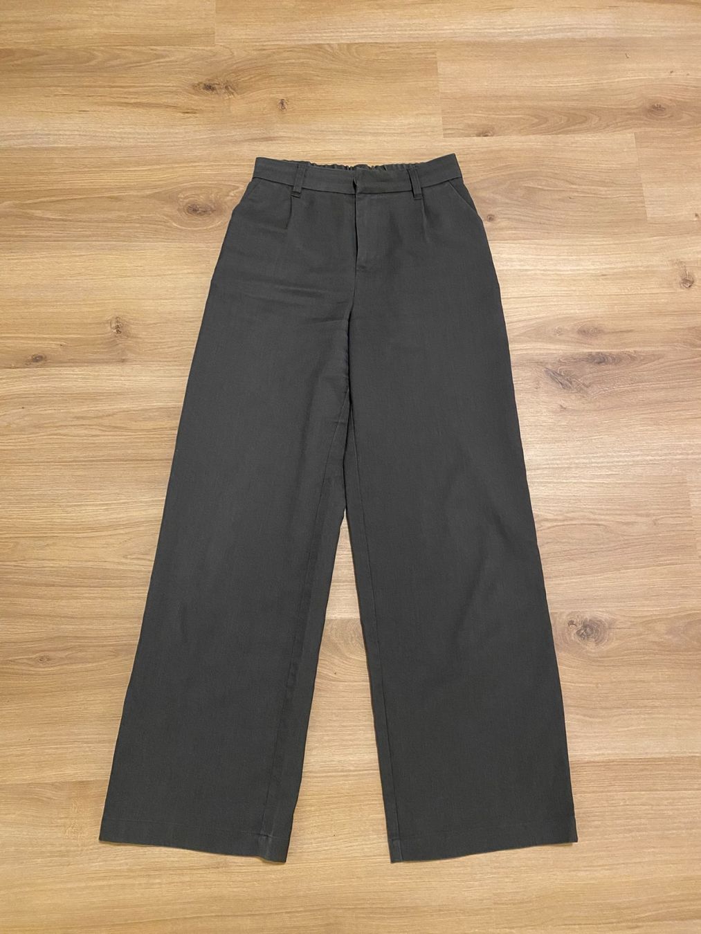 Pantaloni: Pantalon long gris agréable – Usato da Delémont venduto da elena_neuhaus