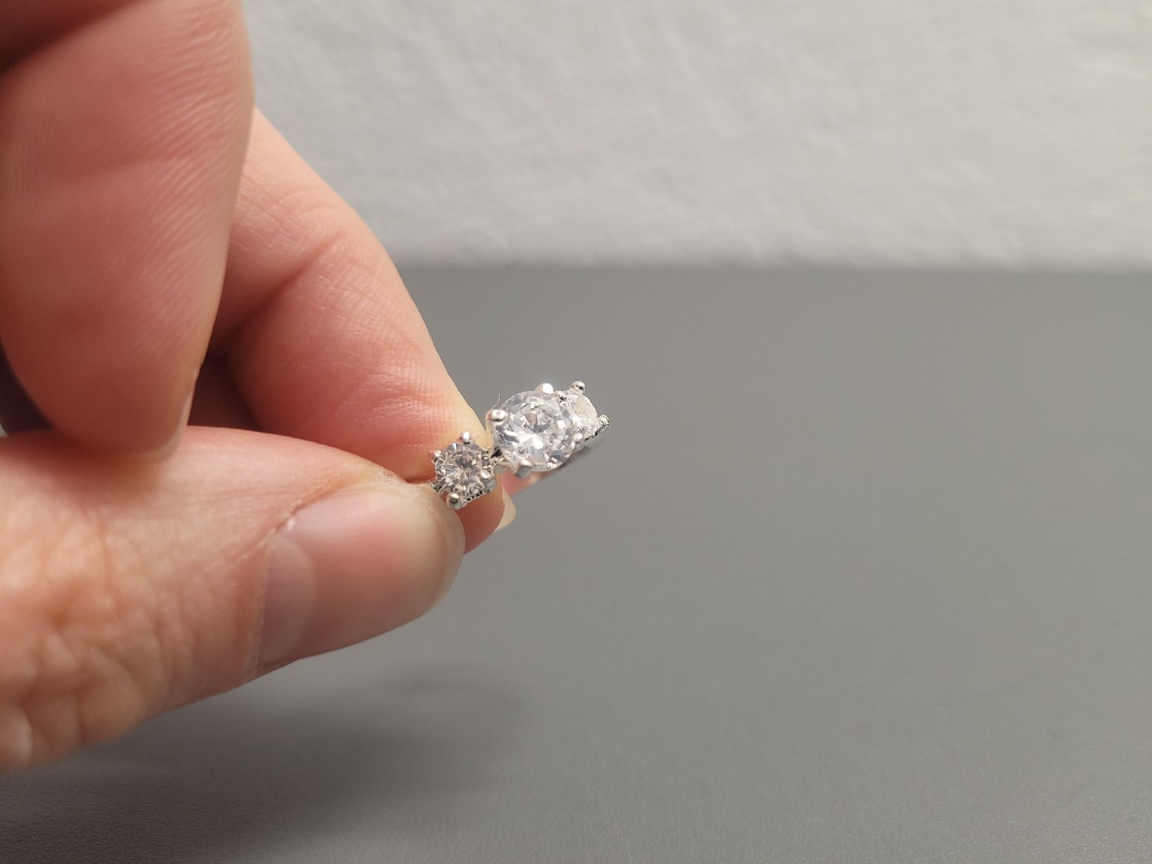 Ringe: Wunderschöner Damenring, Silberfarbig, mit ? Stein – Gebraucht aus Wängi von Jeane_02 2