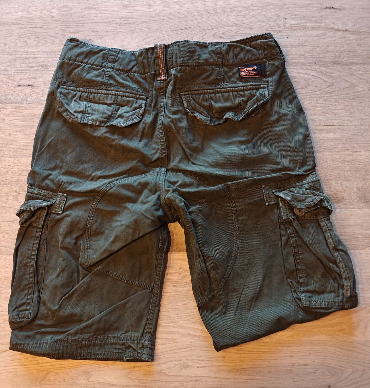Pantaloni: Superdry Cargo Shorts – Usato da Forst venduto da Ramonnoel 1