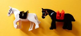 Lego 2 Pferde mit Sattel, schwarz und weiss mit bewgl,Beine