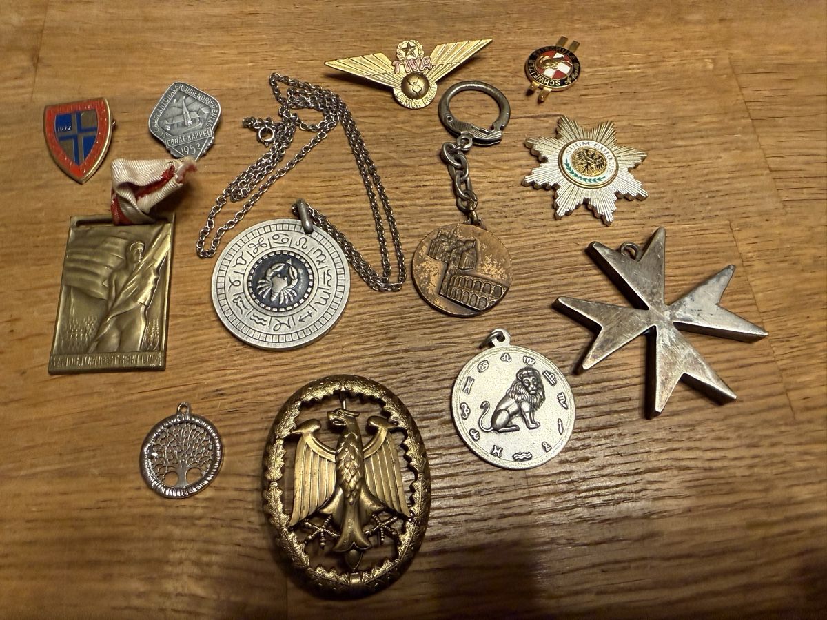 Broschen & Nadeln: Konvolut Orden, Abzeichen, Anhänger, Brosche, – Gebraucht aus Goldach von Messerguru