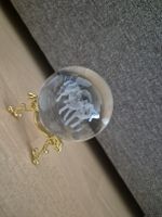 Glaskugel mit Wolf Motiv und Ständer 