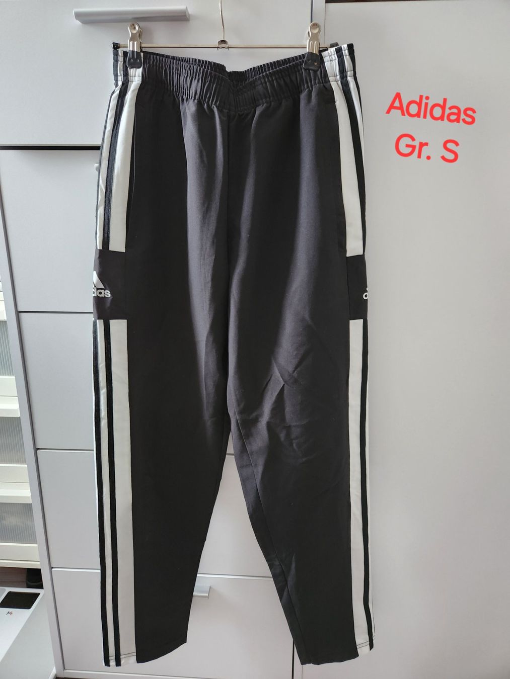 Pantaloni: Adidas Trainingshose, schwarz, Gr. S – Usato da Oftringen venduto da Leleni