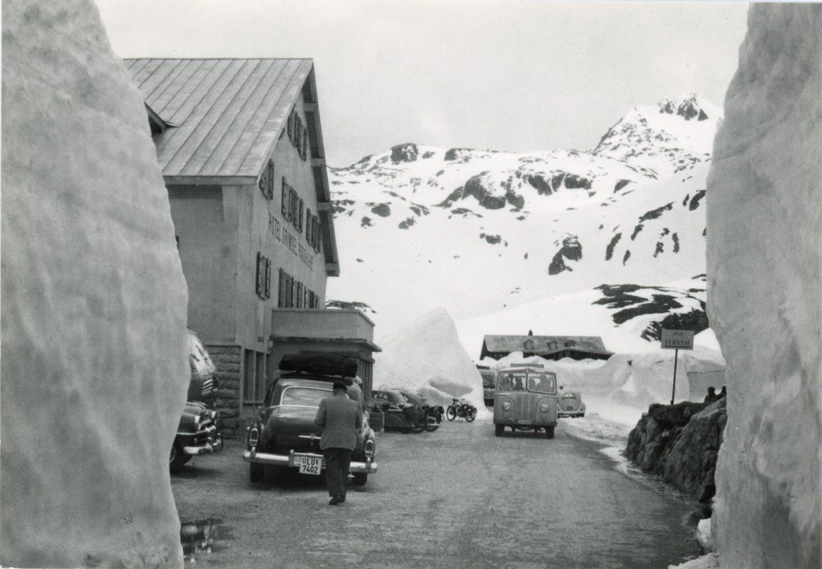 Cartoline postali: Grimsel - Passhöhe   VS    -  Postauto und Autos – Usato da Brig venduto da Valcards54