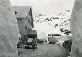 Grimsel - Passhöhe   VS    -  Postauto und Autos
