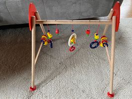 Gut erhaltener Baby-Spielbogen aus Holz mit Spielzeug!