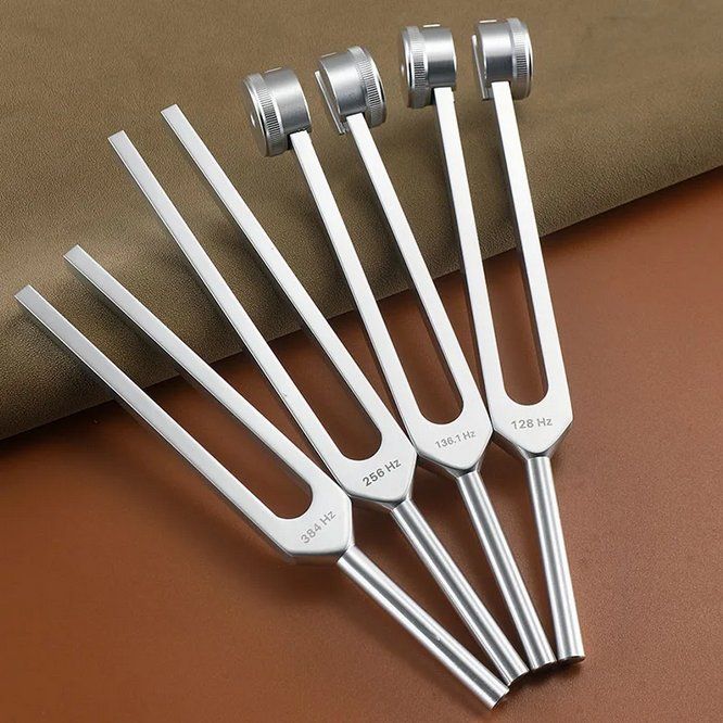 Dispositivi per massaggi: 4er-Set Stimmgabeln zur Heilung und Harmonisierung Chakren – Nuovo e nell'imballaggio originale da Bremblens venduto da LOVA-MUSICA-SHOP 3