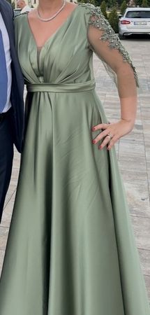 Elegantes Damenkleid in Salbeigrün, bestickte Ärmel, Gr. 44