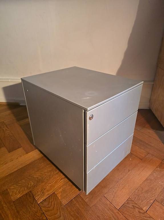 Banconi: Metallkorpus Silber/Grau auf Rollen – Usato da Basel venduto da Koebikuhn. 2