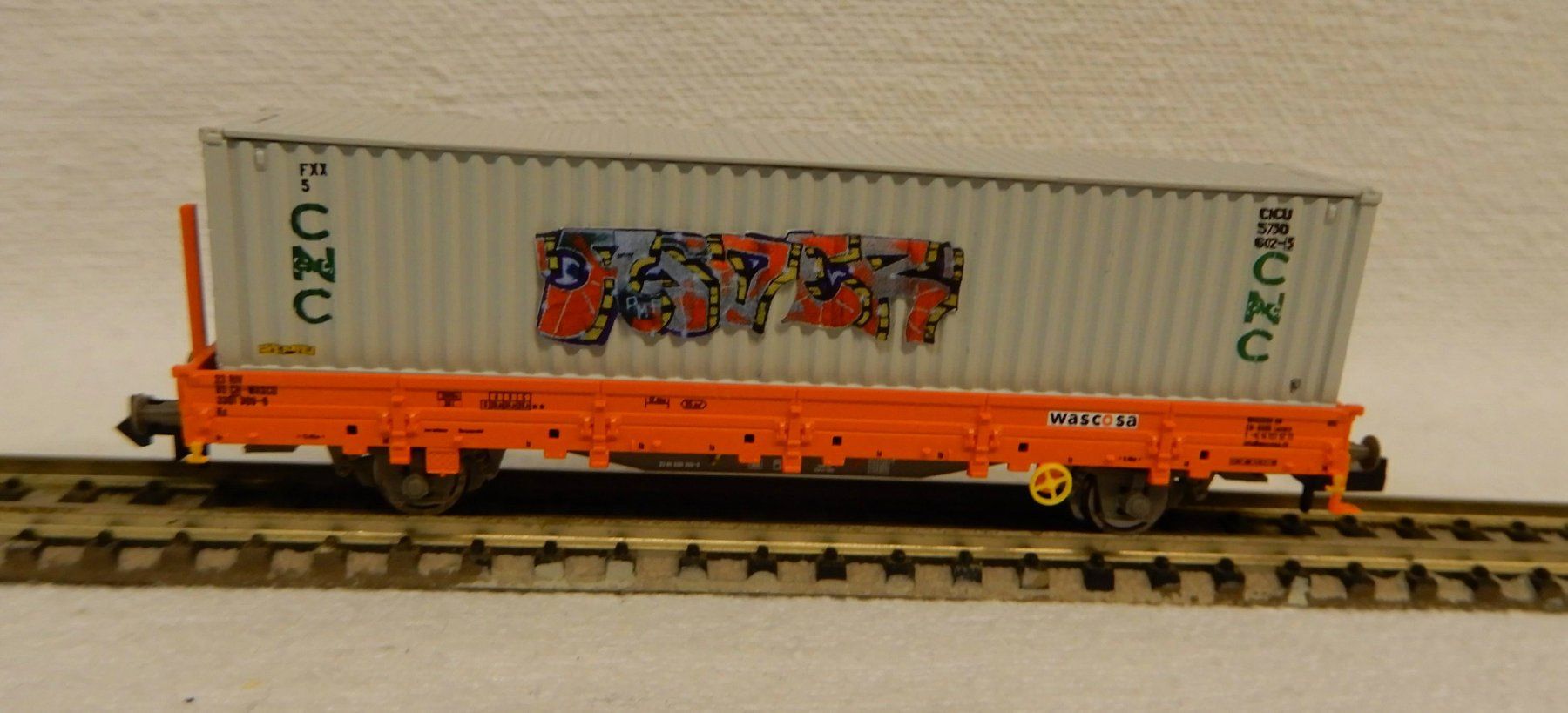 Fleischmann Modellini di ferrovie: Fleischmann Containertragwagen mit Container – Nuovo e nell'imballaggio originale da Rupperswil venduto da Ropi03