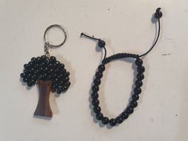 Schlüsselanhänger und Armband aus schwarzen Kugeln