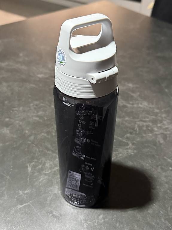 Sigg Trinkflaschen & Thermosflaschen: NEU - SIGG Trinkflasche Total Color One 0.6L Anthrazit – Gebraucht aus Neuhausen von francesco1993 1