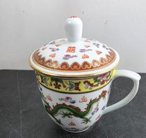 Porzellan-Tasse mit Deckel aus China Drache