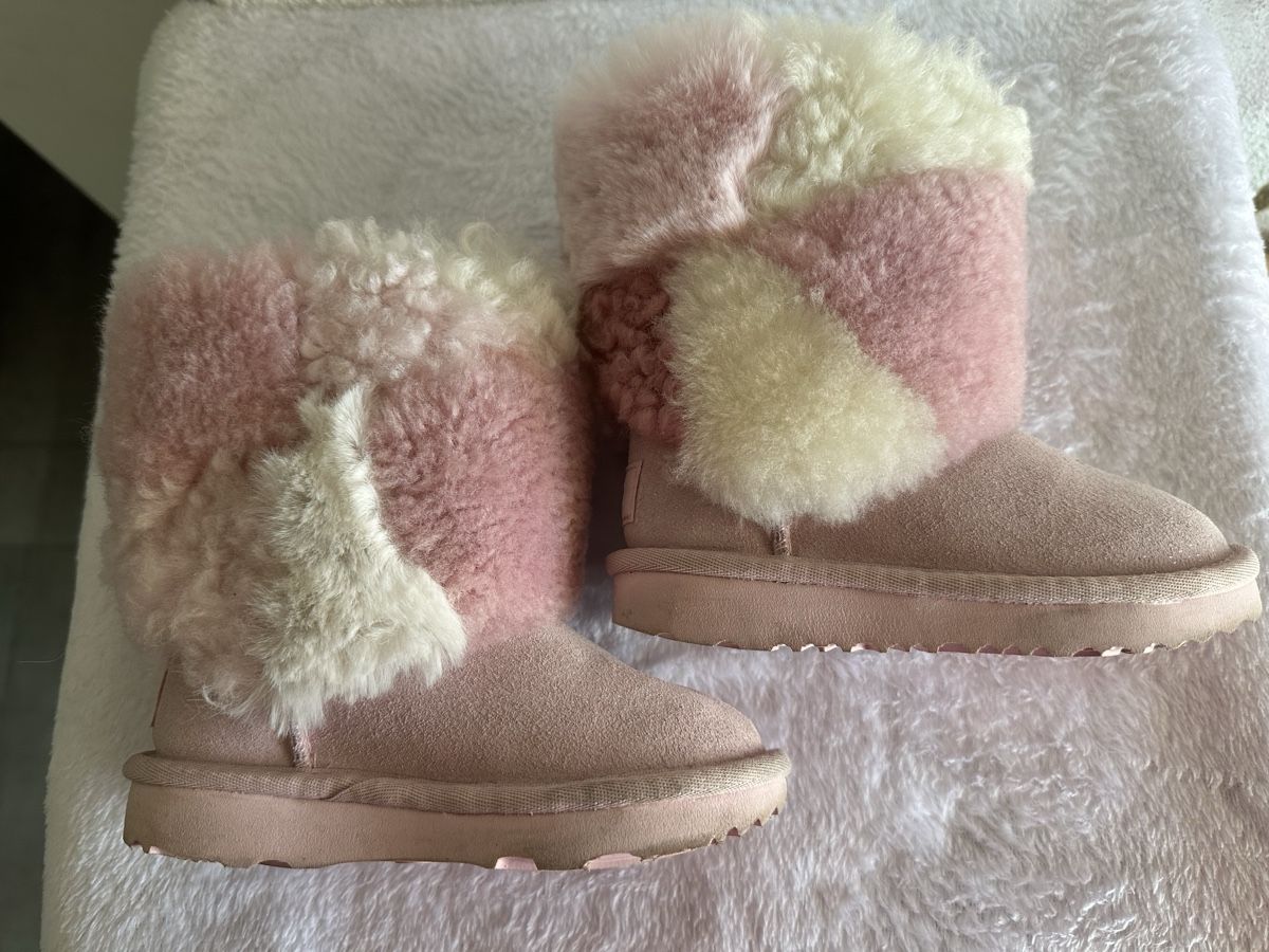 Ugg Scarpe per ragazze: UGG Boots Classic Short Patchwork Fluff Grösse 25 rosa🎀 – Usato da Safenwil venduto da Whoopie1 4