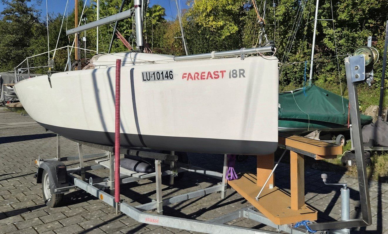 Fareast 18R inkl. Trailer, plus zwei Segelsätzen & Genacker (Gebraucht ...