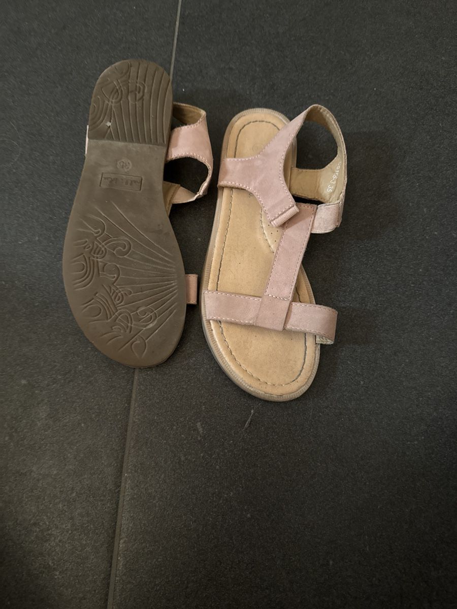 Scarpe per ragazze: Sandalen – Usato da Buttikon SZ venduto da Kellerabteil