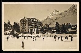 AK Arosa, Eisläufer vor Hotel und verschneiten Bergen