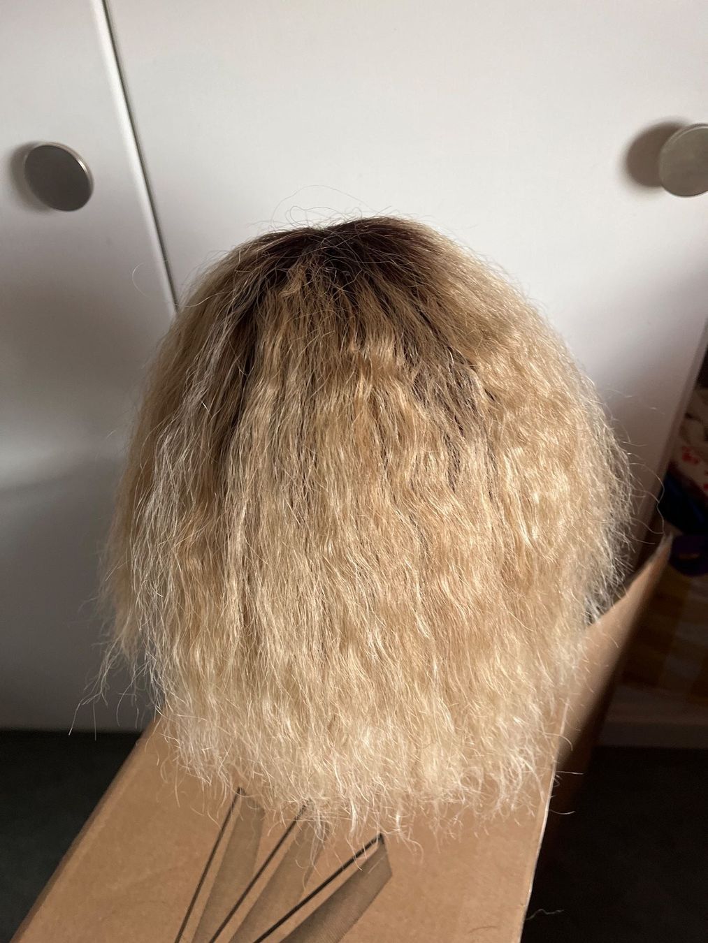 Parrucche: Perücke Mittellang gewellt Blond mit dunklem Ansatz – Usato da Frauenfeld venduto da Andadaa 2
