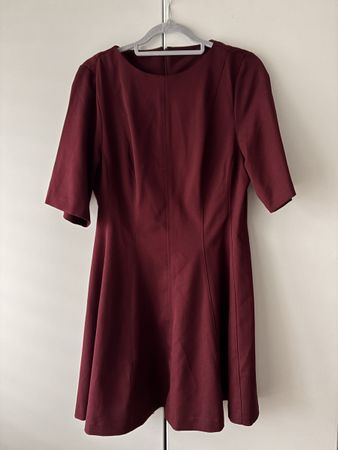 Weinrotes kurzes Kleid